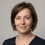 Портрет уверенного российского предпринимателя в студийном освещении на размытом нейтральном фоне для сайта цветов